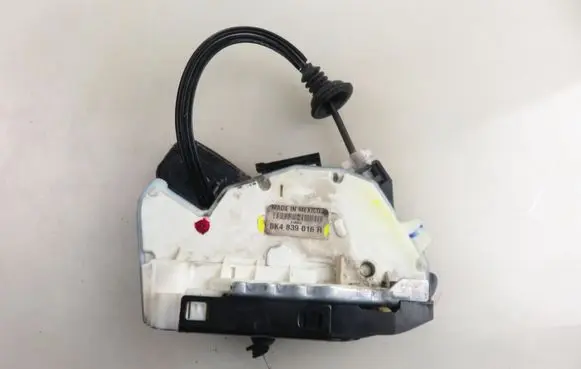 Volkswagen Jetta VI Rear door lock 5K4839016R