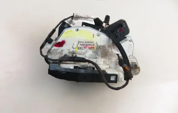Volkswagen Jetta VI Front door lock 5K1837015D