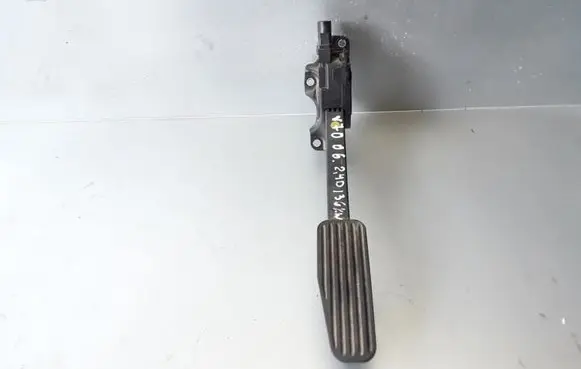 Volvo V70 Accelerator throttle pedal 30715175