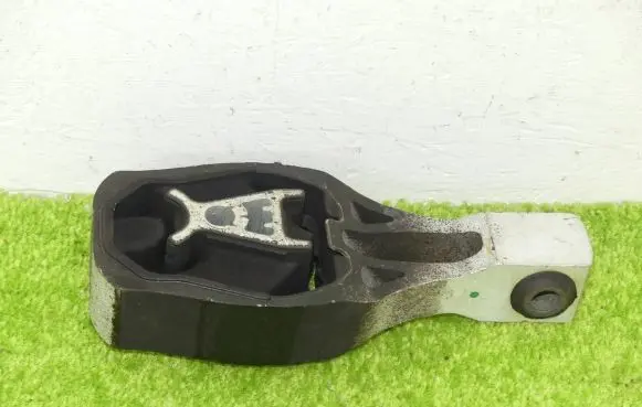 Peugeot 308 Engine mount bracket 9811786680