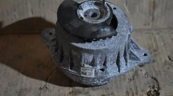 Mercedes-Benz C W205 Engine mount vacuum valve A2052407600