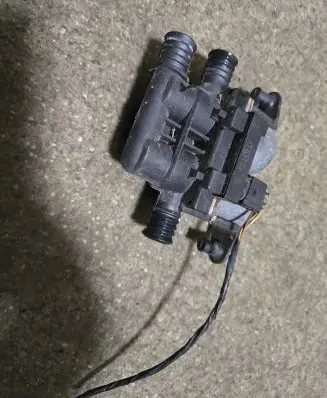 BMW 5 E39 Coolant heater control valve 8374995 1147412137