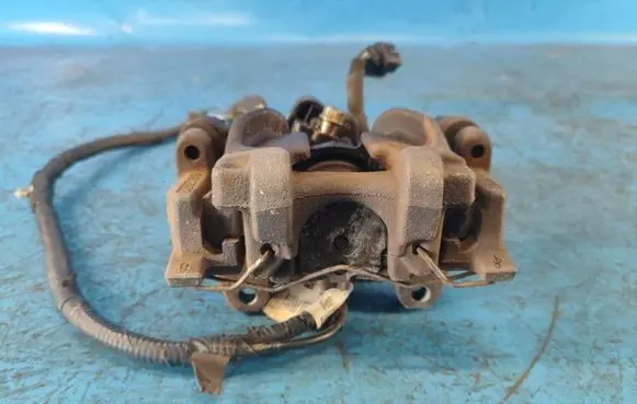 Ford Escape III Front brake caliper DG9Z2552C
