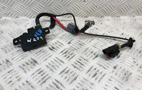 Mercedes-Benz C W204 Charging relay A0009822023 A2044402232