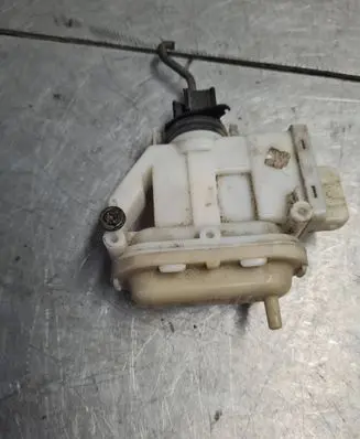 Volkswagen PASSAT B4 Central locking vacuum pump 357862153F