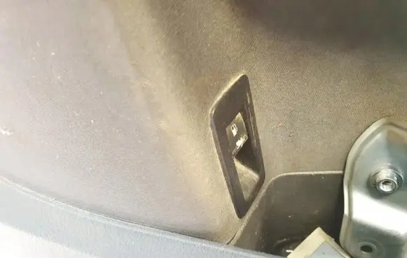 Volkswagen Touran I Fuel tank opening switch 