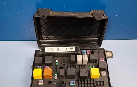 Opel Astra H Fuse module 13145041