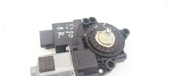 Hyundai Santa Fe Front door window regulator motor 824502W020