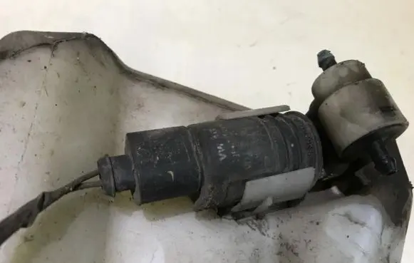 Seat Alhambra (Mk1) Windscreen/windshield washer pump 1j0973722