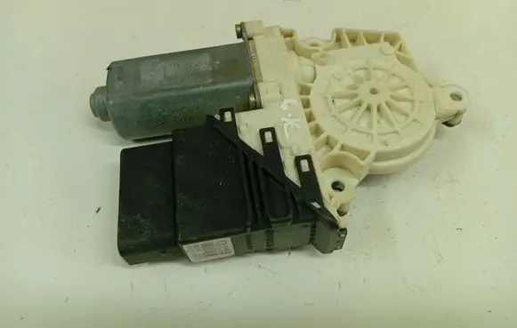 Volkswagen Golf IV Rear door window regulator motor 9776101439203