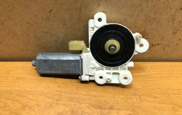 Mercedes-Benz A W168 Front door window regulator motor A1688203742