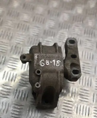 Volkswagen Jetta V Engine mount bracket