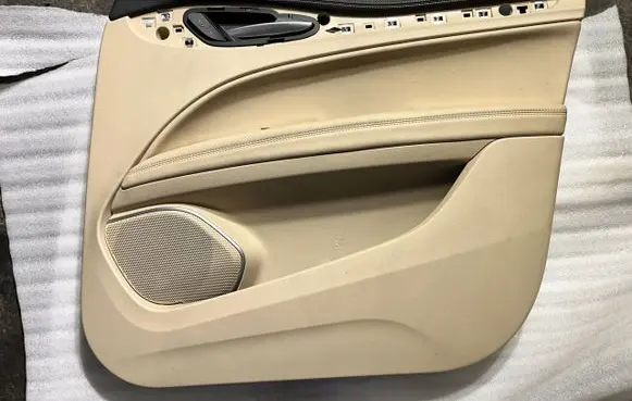 Alfa Romeo Stelvio Front door card panel trim braknumeruczci
