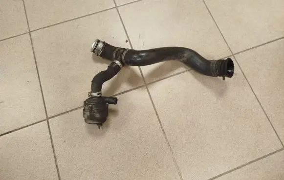 Mercedes-Benz R W251 Engine coolant pipe/hose A2515011582