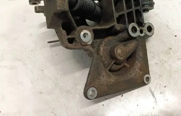 Engine mounting bracket