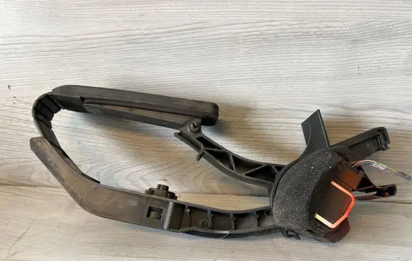 Mercedes-Benz E W211 Accelerator throttle pedal A2113000404
