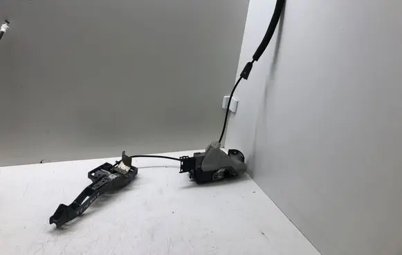 Peugeot 3008 I Front door lock