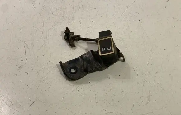Mercedes-Benz E W211 Air suspension front height level sensor A0105427717