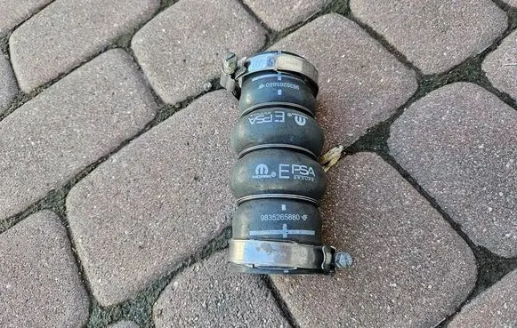 Opel Mokka B Intercooler hose/pipe 9835265880
