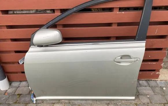 Toyota Avensis T250 Front door