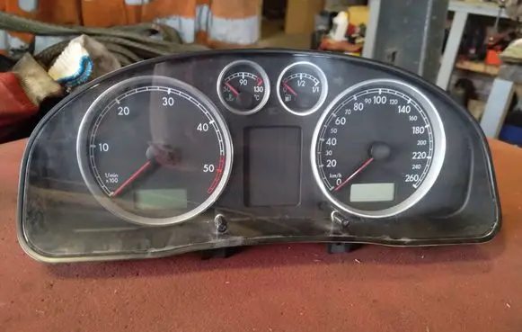 Volkswagen PASSAT B5.5 Speedometer (instrument cluster) 3B0920806A 180601 VWZ7Z0A3821744