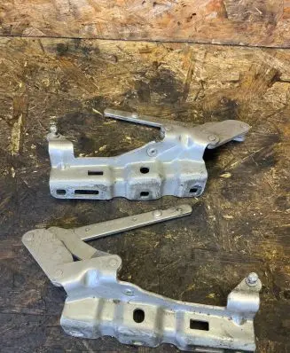 Engine bonnet/hood hinges