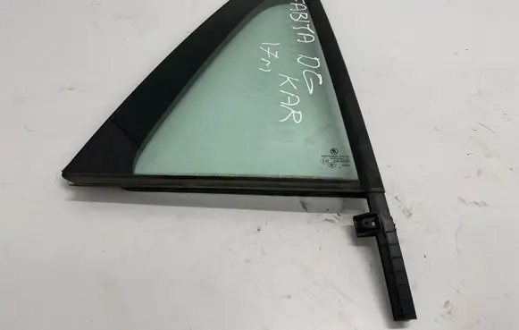 Skoda Fabia Mk3 (NJ) Rear vent window glass 6V9845214