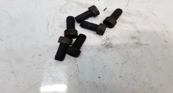 Volkswagen PASSAT B6 Nuts/bolts 