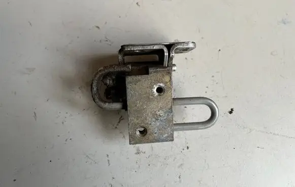 Audi A4 S4 B7 8E 8H Rear door lower hinge 8E0833411E