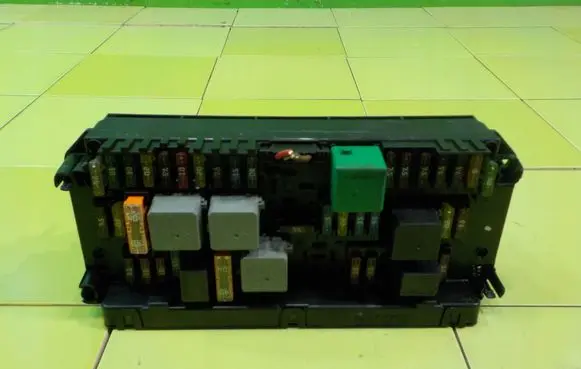 Mercedes-Benz C W204 Fuse box set A2049009701 XP214