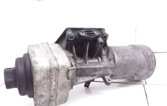 Oil filter mounting bracket