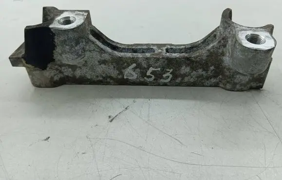 Toyota Avensis T270 Engine mounting bracket