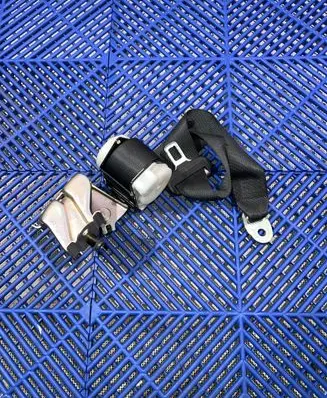 Toyota Auris E180 Middle seatbelt (rear) C7092