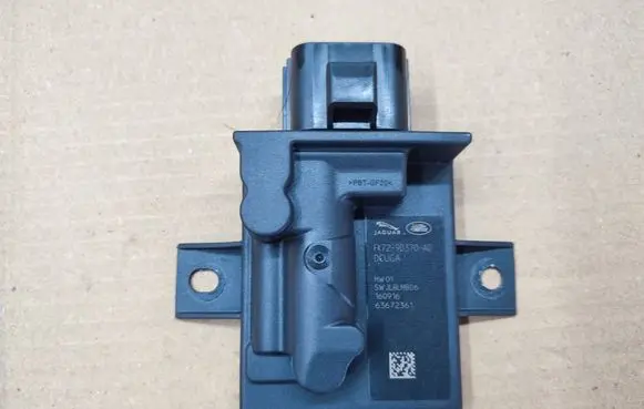 Jaguar XE Fuel injection pump control unit/module FK729D370AD