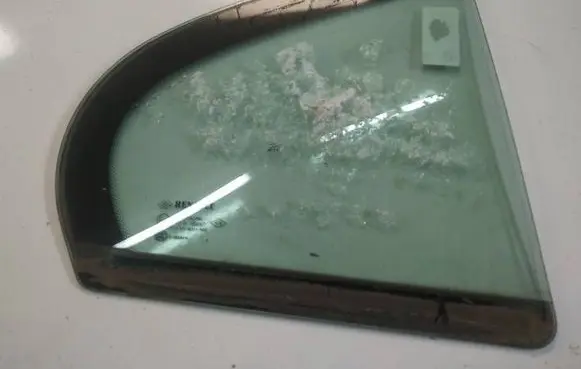 Renault Fluence Rear vent window glass AS2