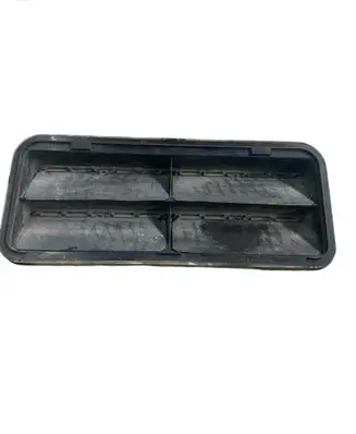 Quarter panel pressure vent