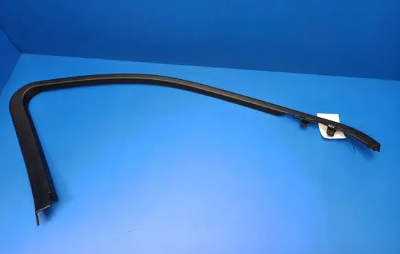 Mercedes-Benz E W212 Front door glass trim molding A2127250171