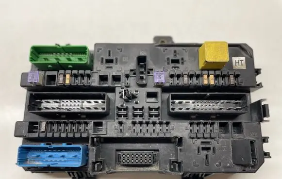 Opel Zafira B Fuse module 13222173