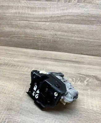 Volkswagen PASSAT B6 Rear door lock 3C4839016A