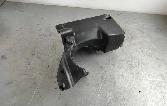 Front wheel arch liner splash guards