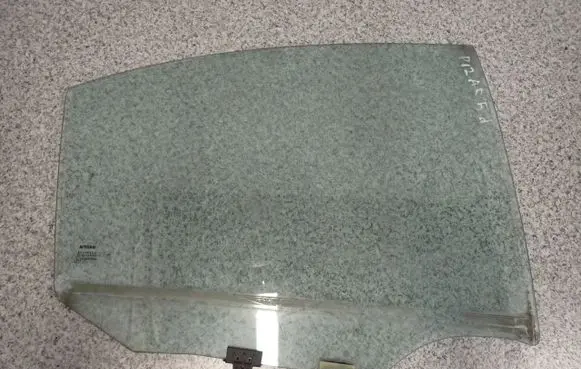 Nissan Primera Sliding door window/glass 