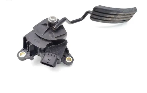 Accelerator throttle pedal