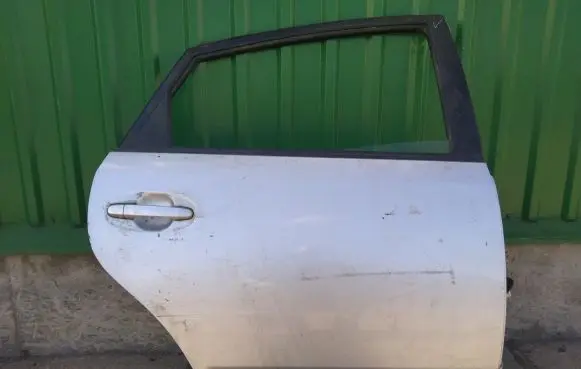 Toyota Prius (NHW20) Rear door