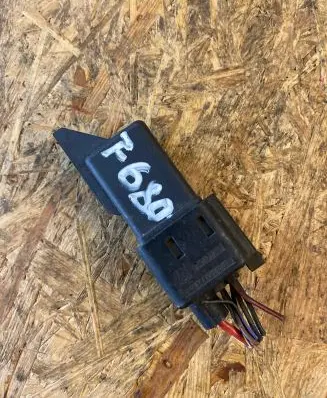 Audi A3 S3 A3 Sportback 8P Glow plug pre-heat relay 038907281D 4155055 0522120504