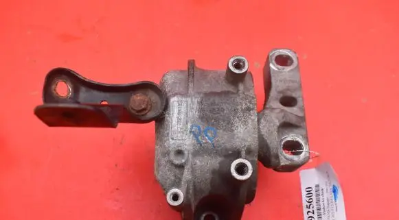 Engine mount vacuum valve