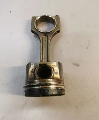 Toyota Avensis T270 Piston with connecting rod 