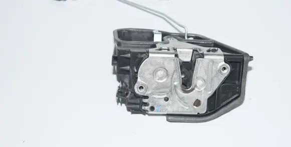 BMW X3 E83 Front door lock 7202144