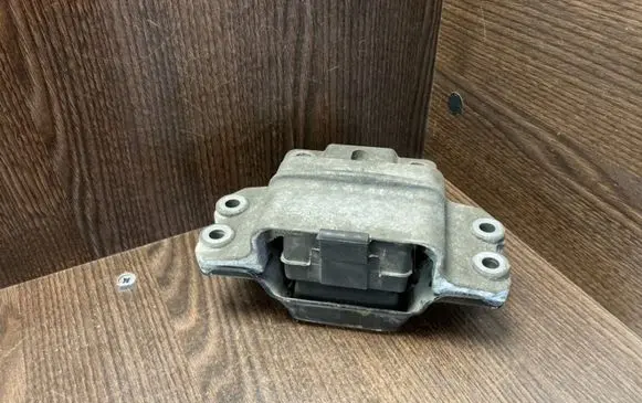 Volkswagen Caddy Engine mount bracket 1K0199555
