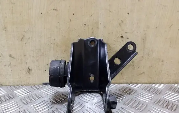 Toyota Avensis T220 Gearbox mounting bracket