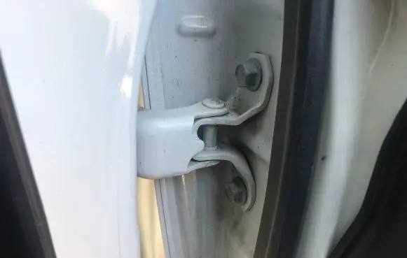 Suzuki Ignis Rear door lower hinge
